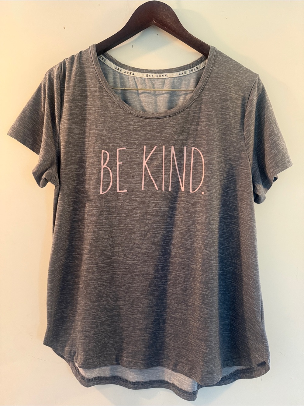 Rae Dunn Women’s Gray Tee Pink 'BE KIND’ Sz Large Excellent Condition
